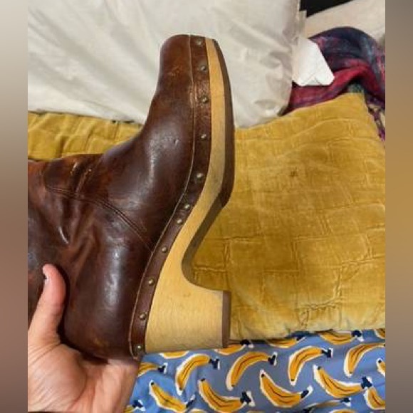 Ugg clogs size 7 - Picture 8 of 8